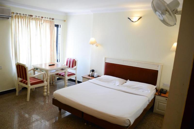 Hotel Excellency Kochi Екстериор снимка