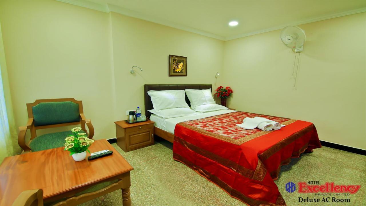 Hotel Excellency Kochi Екстериор снимка