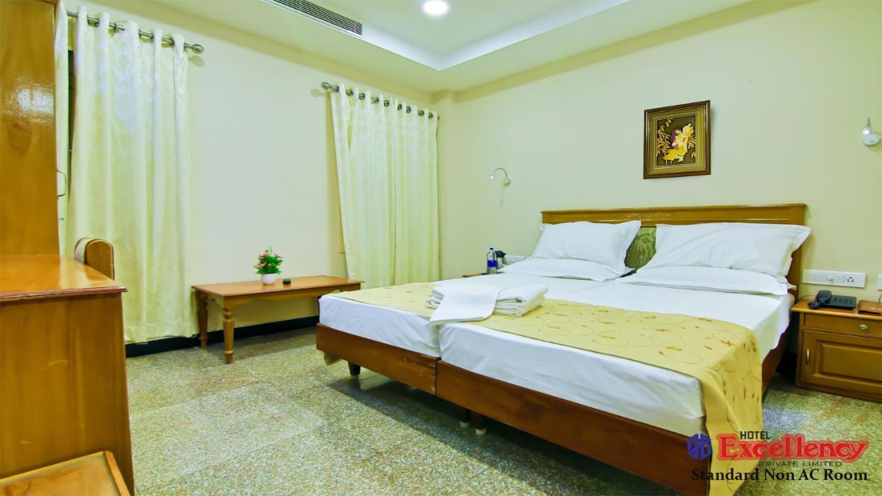 Hotel Excellency Kochi Екстериор снимка