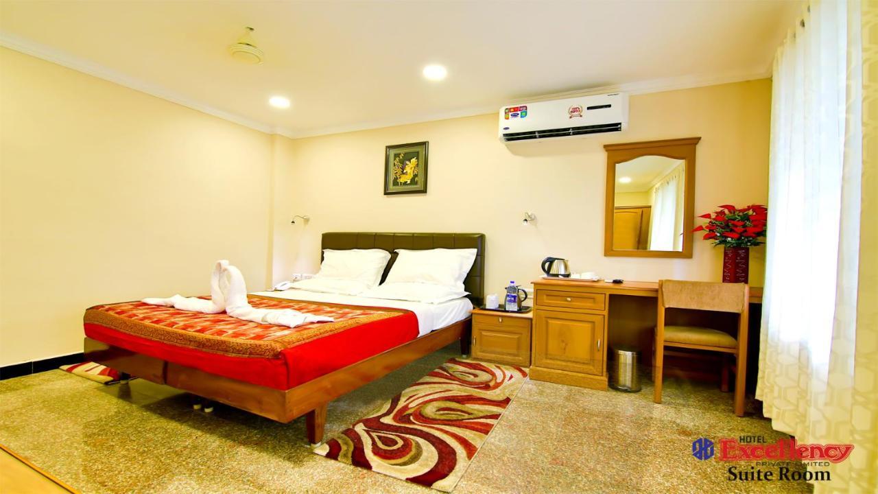 Hotel Excellency Kochi Екстериор снимка